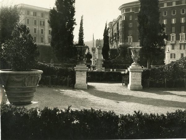 Roma Il giardino di Piazza Mazzini, primo piano della fontana