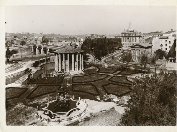 Roma veduta panoramica sul Tevere e Tempio di Vesta
