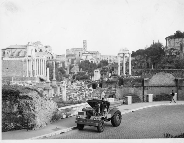 Roma ai Fori su una Jeep