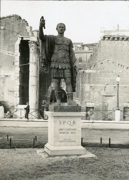 Roma, statua dell'Imperatore Cesare Augusto a via dei Fori Imperiali