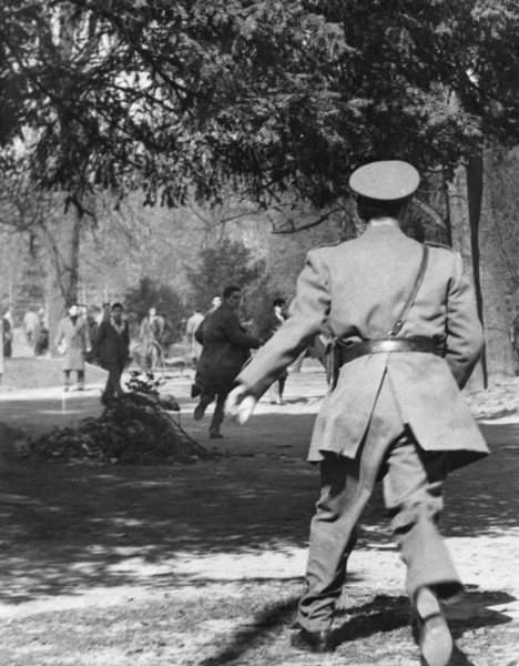 Milano, Porta Venezia, la polizia disperde gli studenti che stanno …