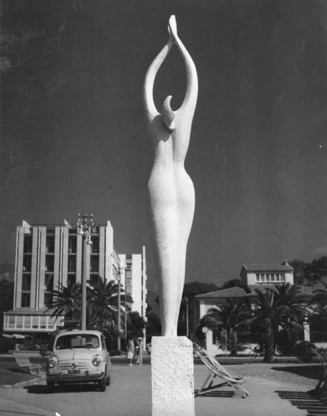 Marina di Massa, Statua delle Tuffatrici