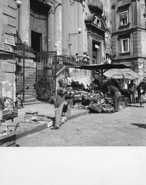 Napoli, Libri e frutta in vendita