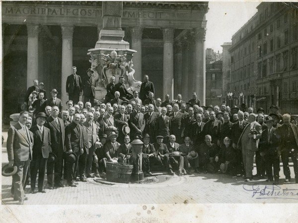 Roma, Congressiti in posa davanti al Pantheon