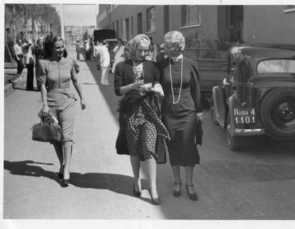 Roma 1938. Cinecitta : le attrici in passeggiata