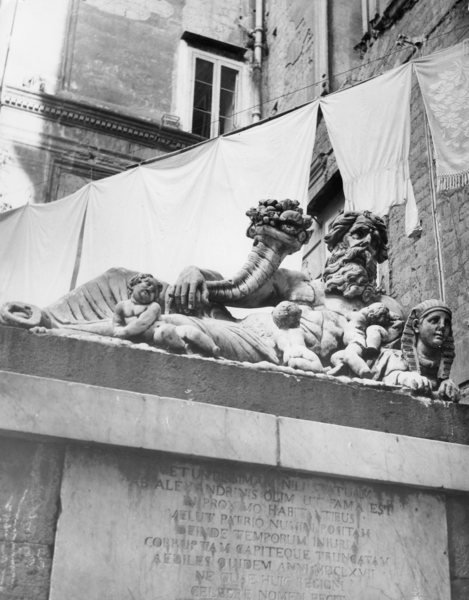 1958. Napoli, Il Dio della ricchezza tra .tanta…miseria, al corpo …