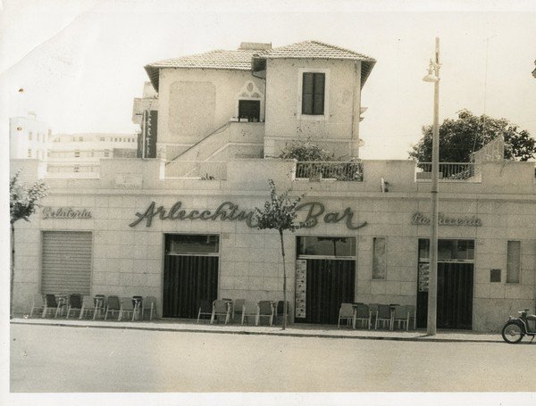 Roma, bar con tavolini all'aperto