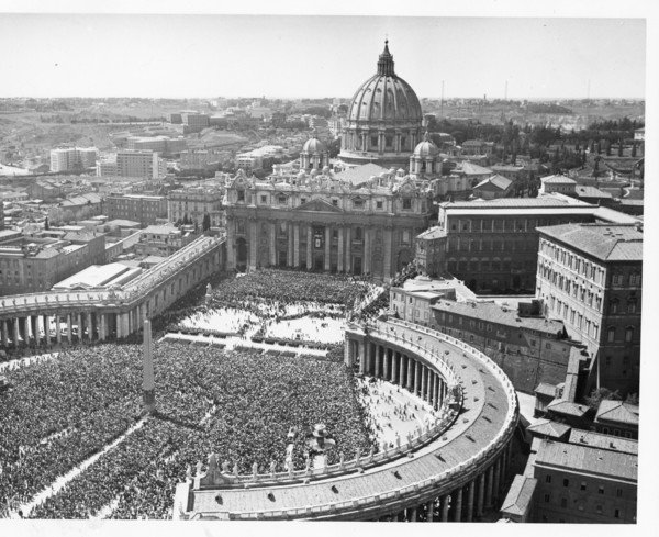 I fedeli in Piazza San Pietro, vista dall'alto