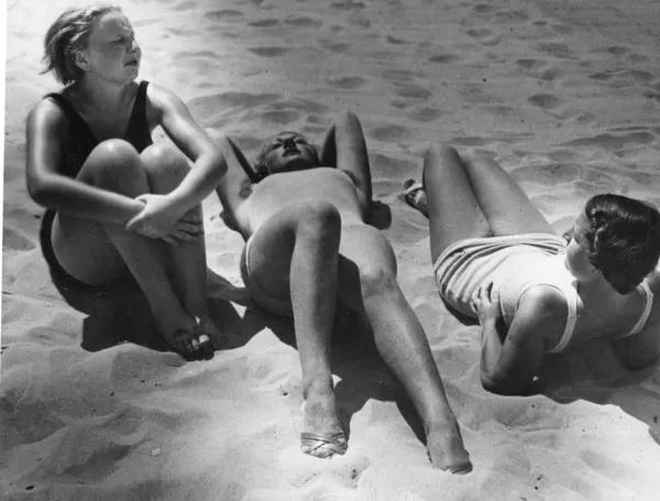 Ragazze conversano sull'arenile | Immagine principale