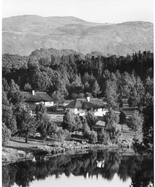Rhodesia, panoramica delle montagne del National Park e dei cottages …