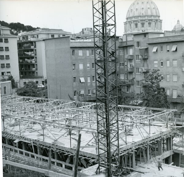 Roma, la costruzione di un palazzo vicino Piazza San Pietro