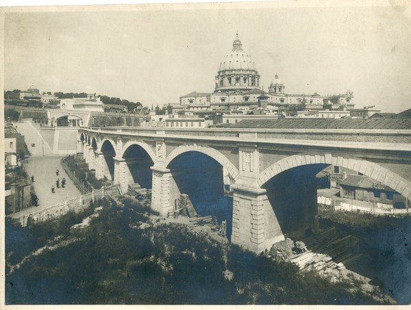 Ferrovia per la Città del Vaticano. Viadotto sulla Valle del …