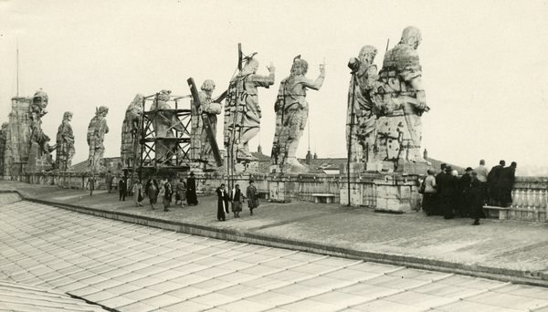 Roma, le statue della terrazza di san Pietro in riparazione