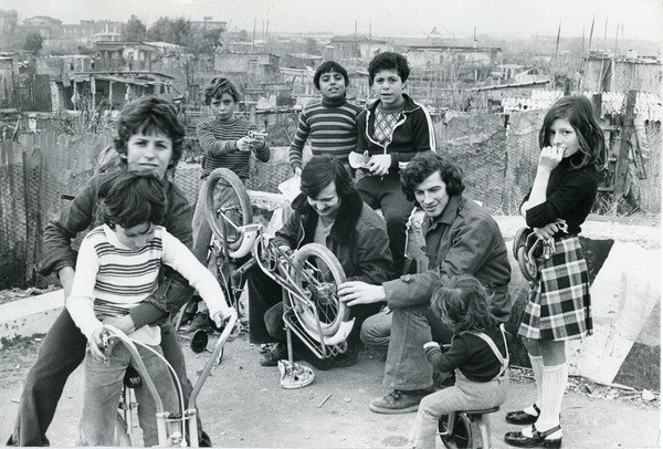 Nuova Ostia. La ruota della bicicletta è bucata