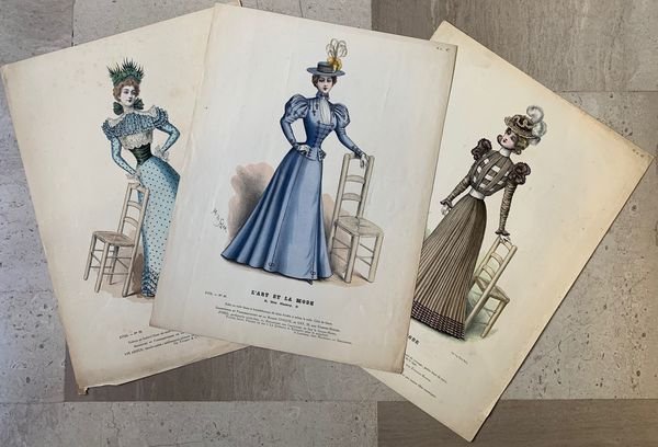 Serie di tre litografie a colori di donne con sedia