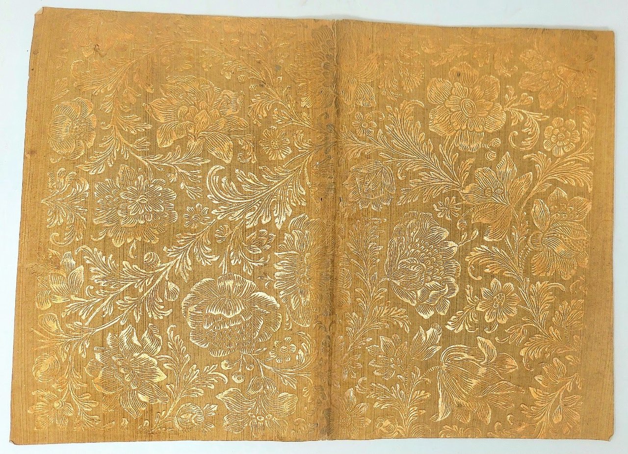 Carta Dorata e goffrata.
