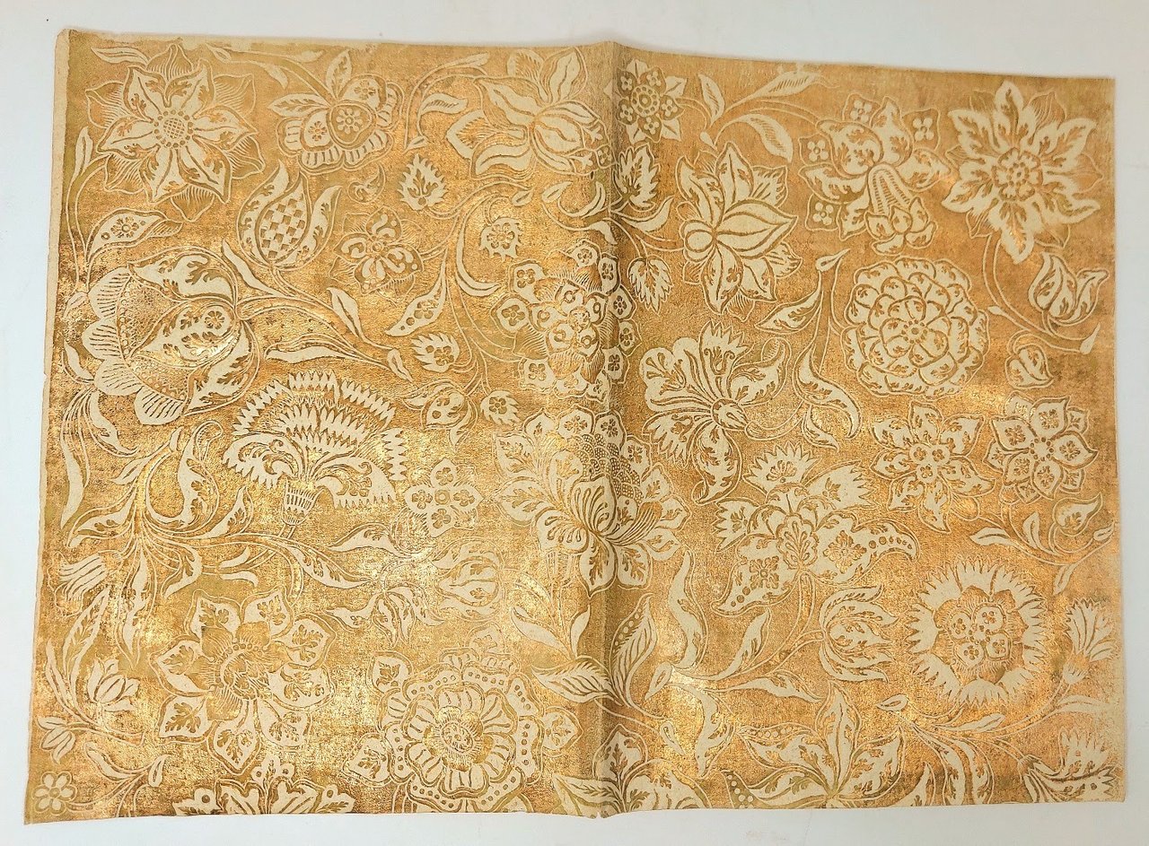 Carta goffrata dorata.
