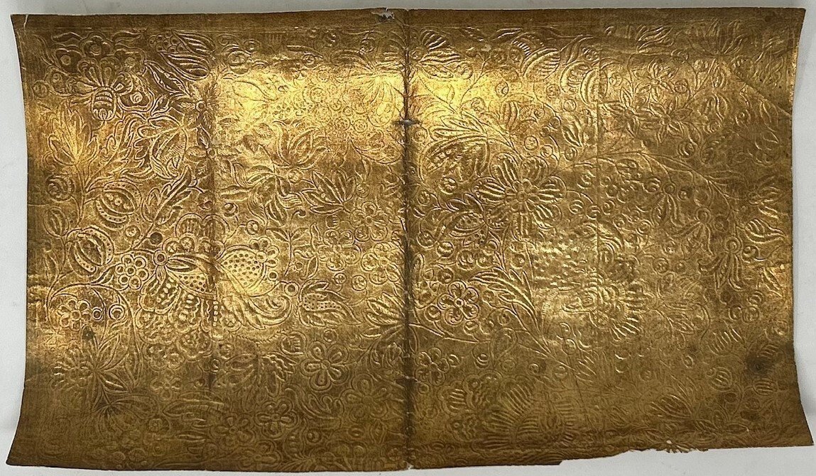 Carta goffrata e decorata.