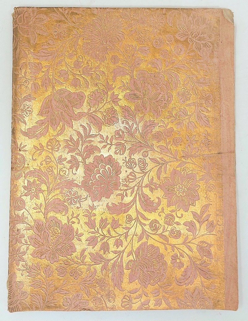 Carta goffrata e dorata.