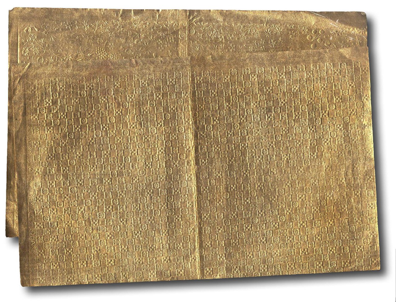 Due fogli di carta dorata e goffrata