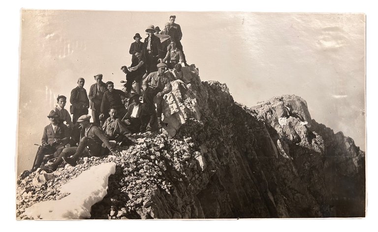 Raccolta di fotografie d'epoca.