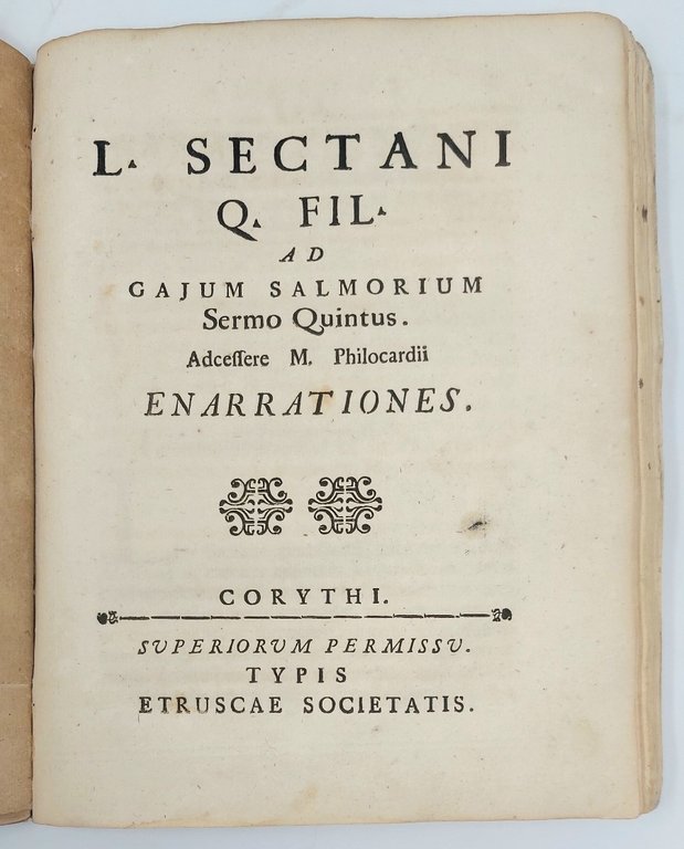 Sectani Q. fil. De tota Graeculorum huius aetatis litteratura ad Gaium Salmorium sermones quattuor&amp;hellip; (leg con:) I pifferi di montagna che andarono per sonare, e furono sonati. Ragionamento I. Di Cesellio Filomastige. In risposta a'quattro Sermoni pubblicati per mezzo delle Stampe di Ginevra nel passato Anno MDCCxxxvii apud Tornesios, Genevae (Lucca), 1737 (segue:) L, Sectani Q.Fil. ad gajum Salmorium Sermo Quintus&amp;hellip;Corythi, Typis Etruscae Societatis,