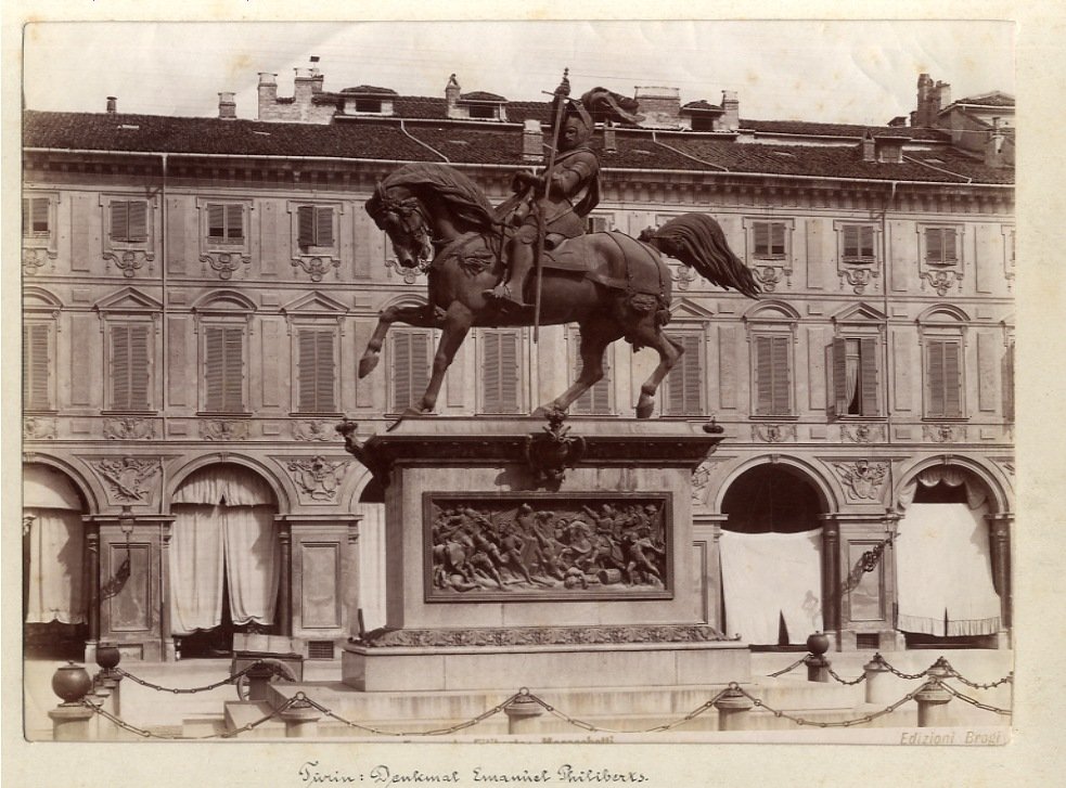 TORINO - MONUMENTO&amp;nbsp; a Emanuele Filiberto, sullo sfondo i palazzi …