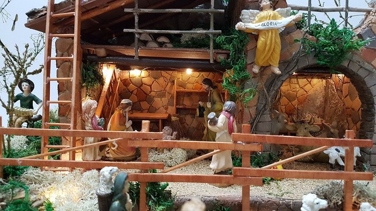 DIORAMA con AMBIENTAZIONE NATALIZIA (Nascita di GesÃ¹) realizzato interamente a …
