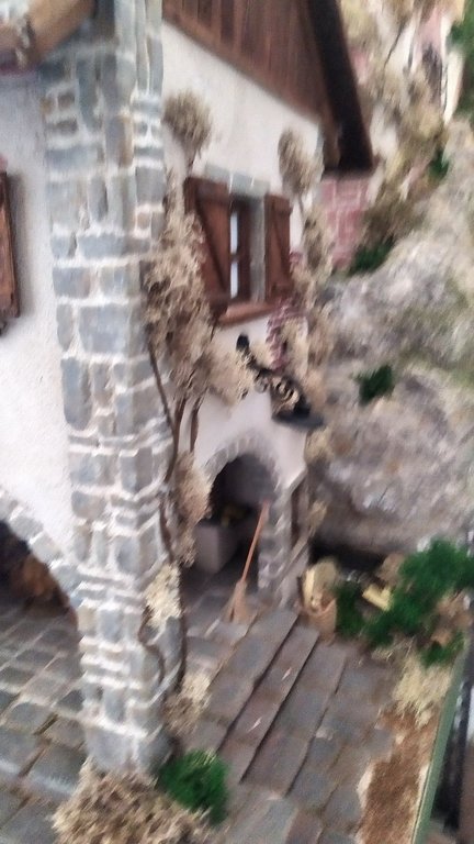 Diorama raffigurante casa rurale con forno per il pane