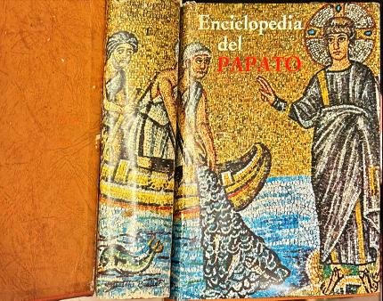 Enciclopedia del Papato. Due volumi.