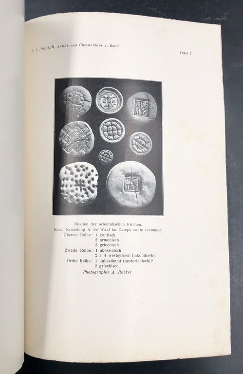 HEIDNISCHE und CHRISTLICHE BROTSTEMPEL mit RELIGIÖSEN ZEICHEN. Zur Geschichte des …