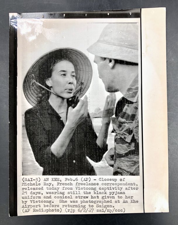 Michèle RAY in VIETNAM. Serie di 5 FOTOGRAFIE d'agenzia sulla … | Immagine Gallery 1