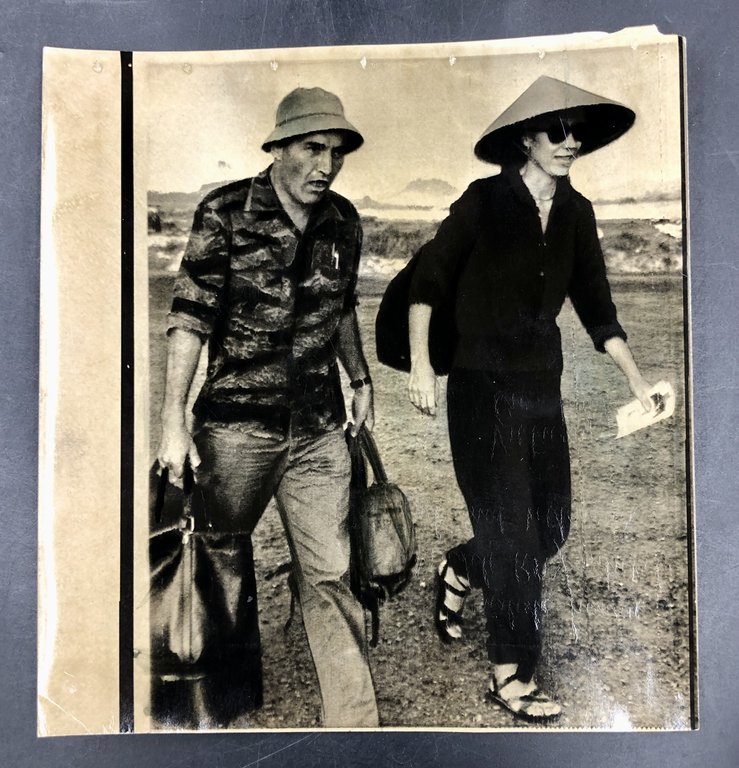 Michèle RAY in VIETNAM. Serie di 5 FOTOGRAFIE d'agenzia sulla …