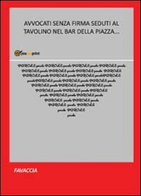 Avvocati senza firma seduti al tavolino nel bar della piazza.