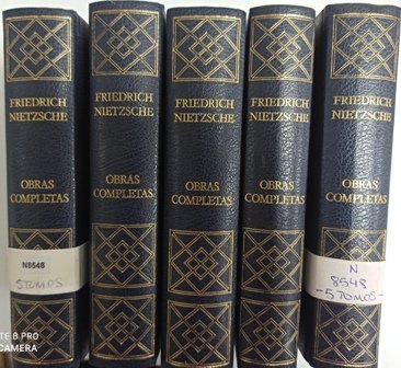 Obras completas. 5 tomos. T. I: El origen de la tragedia. Consideraciones inactuales. T. II: Humano, demasiado humano I y II. Opiniones y sentencias varias. El caminante y su sombra. Aurora. T. III: La gaya ciencia. Así habló Zaratustra. Más allá del bien y del mal. La genealogía de la moral. T. IV: La voluntad del poder. El ocaso de los ídolos. Ecce homo. El caso Wagner. Nietzche contra Wagner. El anticristo. Ditirambos a los Dionisos. T. V: La inocencia del devenir. Traducción de Pablo Simón.