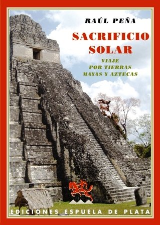 Sacrificio solar. Viaje por las tierras mayas y aztecas. El universo mítico de los mayas y los aztecas, la magia de sus leyendas y la ferocidad de sus rituales, se recrean a lo largo del viaje que el autor realiza por Mesoamérica: desde los bosques de Honduras (Copán) hasta las ciudades sagradas del altiplano mexicano (Teotihuacán y Tula), cruzando por las selvas de Chiapas, Guatemala y Yucatán, que durante siglos ocultaron las esplendorosas ruinas de Palenque, de Tikal, de Chichén Itza.Pero también se revive la Conquista y destrucción de aquel mundo por los españoles, la temeridad de sus caudillos (Cortés, Alvarado y Montejo), así como las brutalidades cometidas y las polémicas a que dieron lugar. Un recorrido histórico que convierte este