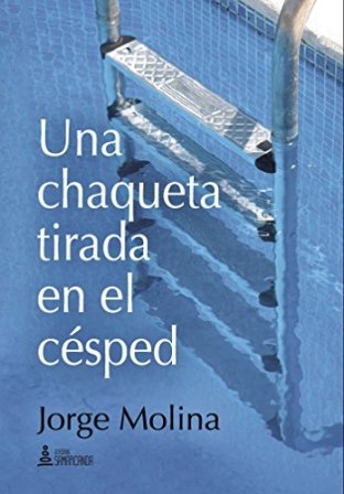 Una chaqueta tirada en el césped.