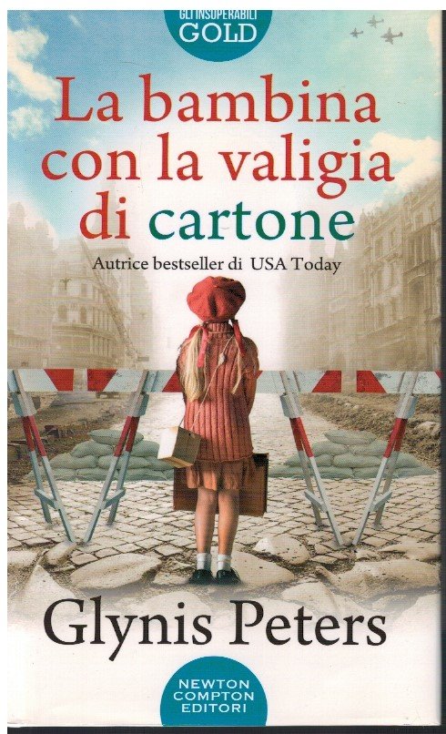 La bambina con la valigia di cartone