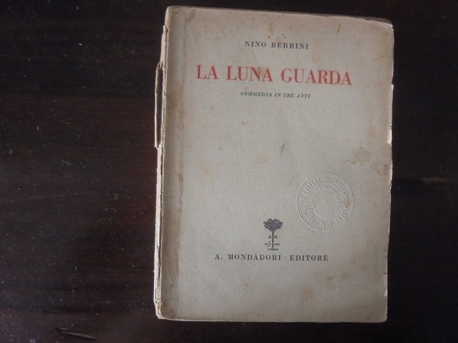 LA LUNA GUARDA Commedia in tre atti.