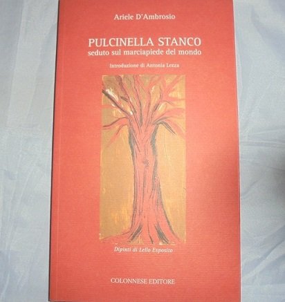 PULCINELLA STANCO SEDUTO SUL MARCIAPIEDE DEL MONDO | Immagine principale