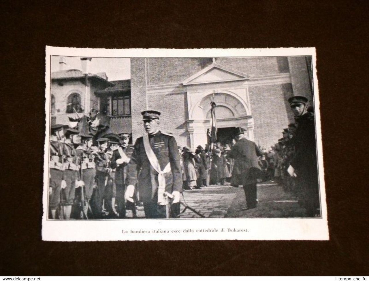 Bucarest nel 1920 La bandiera italiana esce dalla cattedrale Romania