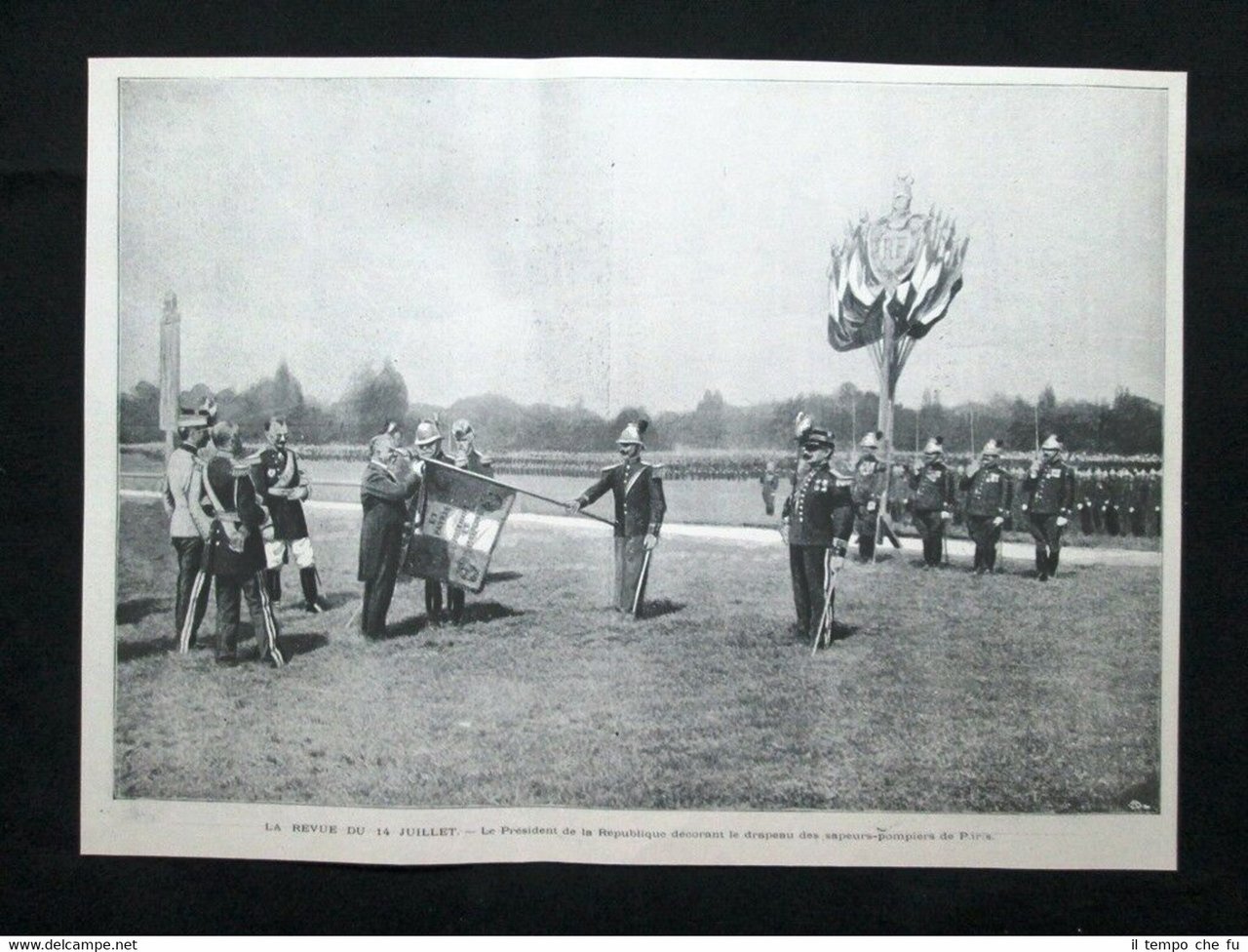 Emile Loubet rende omaggio alla bandiera dei pompieri di Parigi …