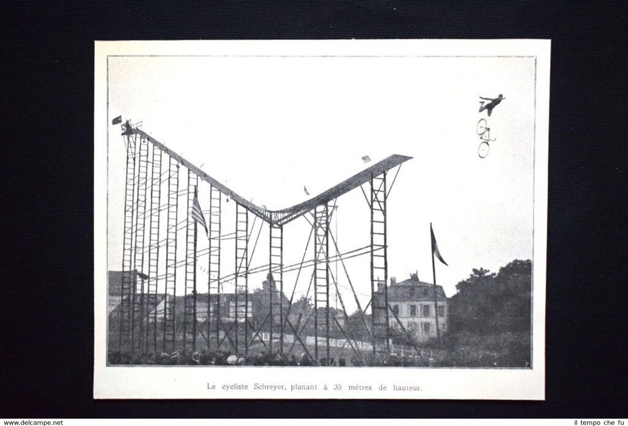 Il ciclista Schreyer, planando da un'altezza di 35 metri Stampa …