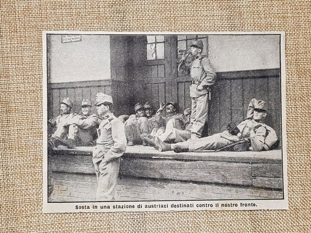 In una stazione d'Austria nel 1915 Sosta di soldati WW1 …