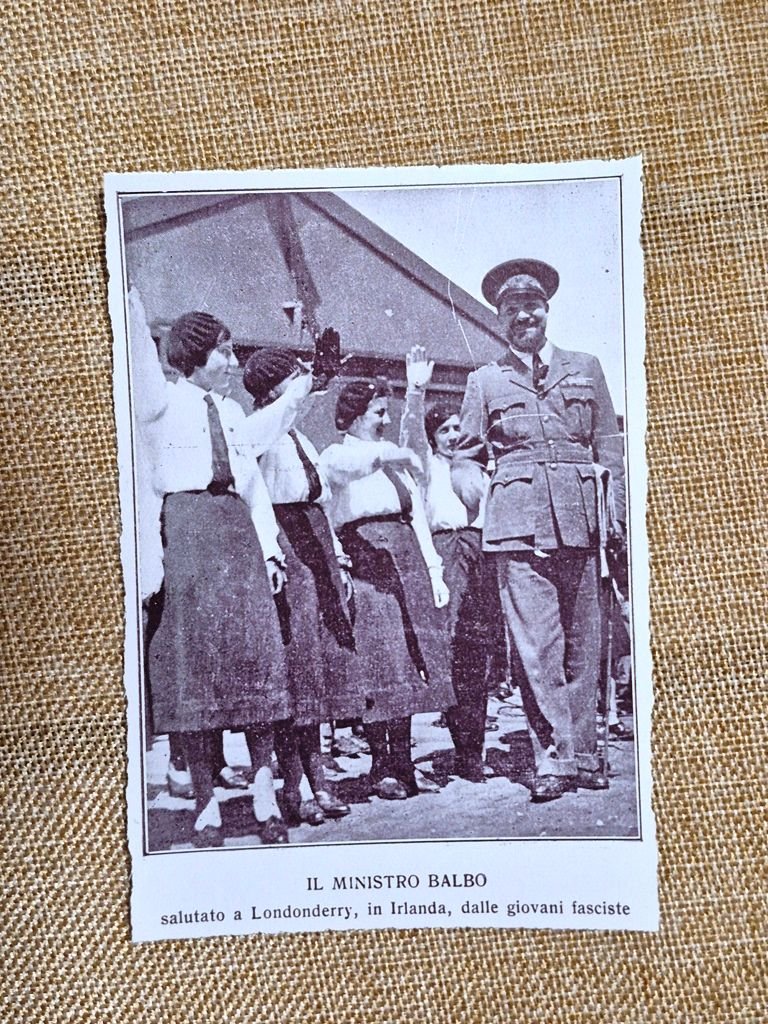Italo Balbo salutato a Londonderry nel 1933 dalle giovani fasciste …