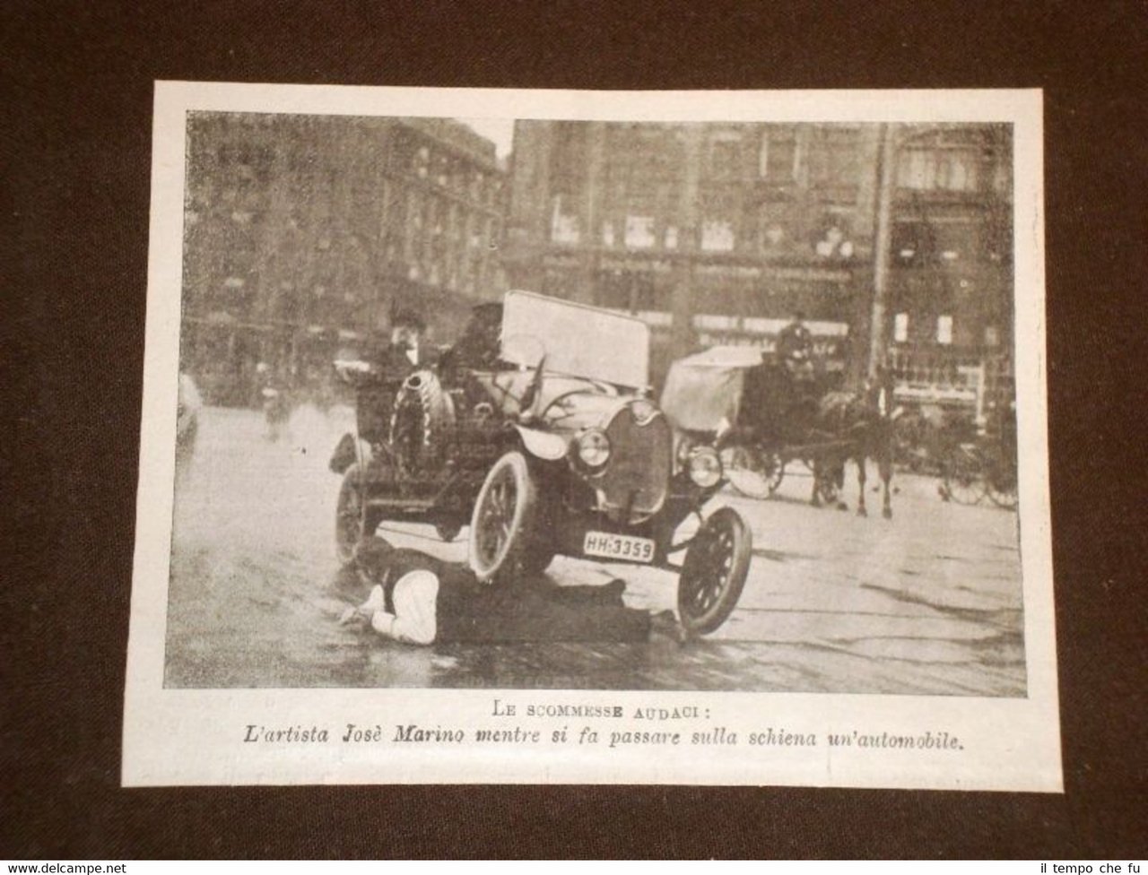 L'Artista Josè Marino si fa passare sulla schiena un'automobile