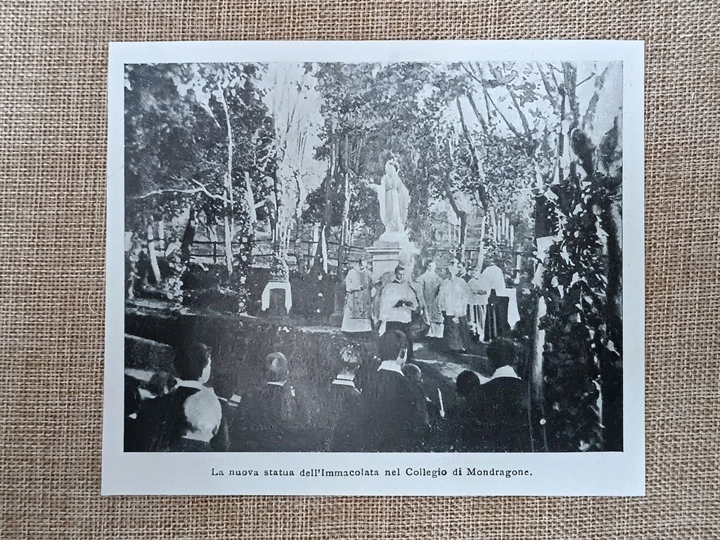 La nuova statua dell'Immacolata nel Collegio di Mondragone nel 1906. … | Immagine principale