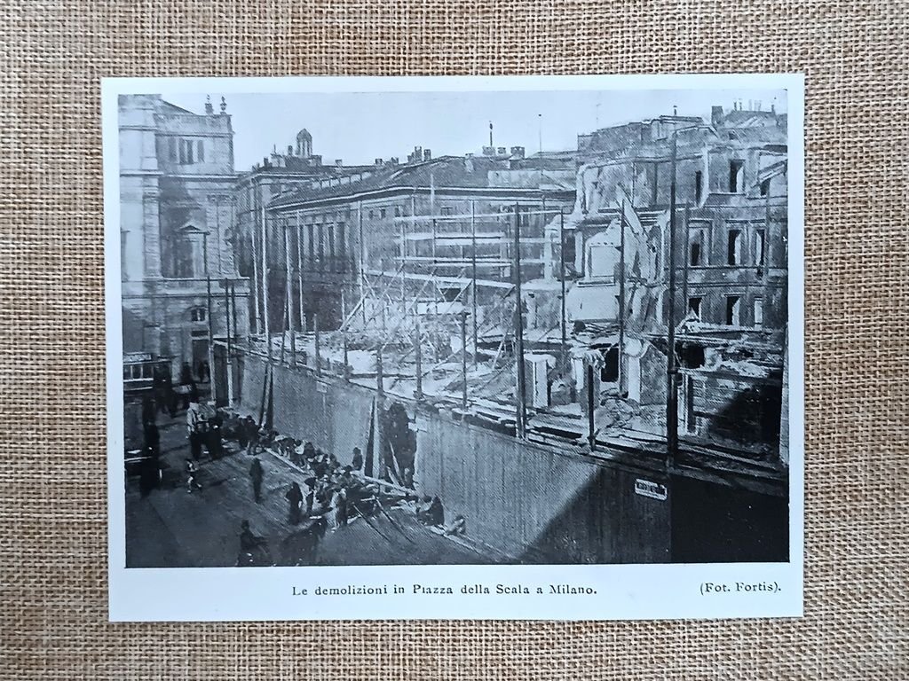 Le demolizioni in Piazza della Scala a Milano nel 1906. … | Immagine principale