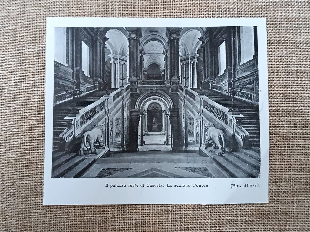 Lo scalone d'onore del palazzo reale di Caserta nel 1905 … | Immagine principale