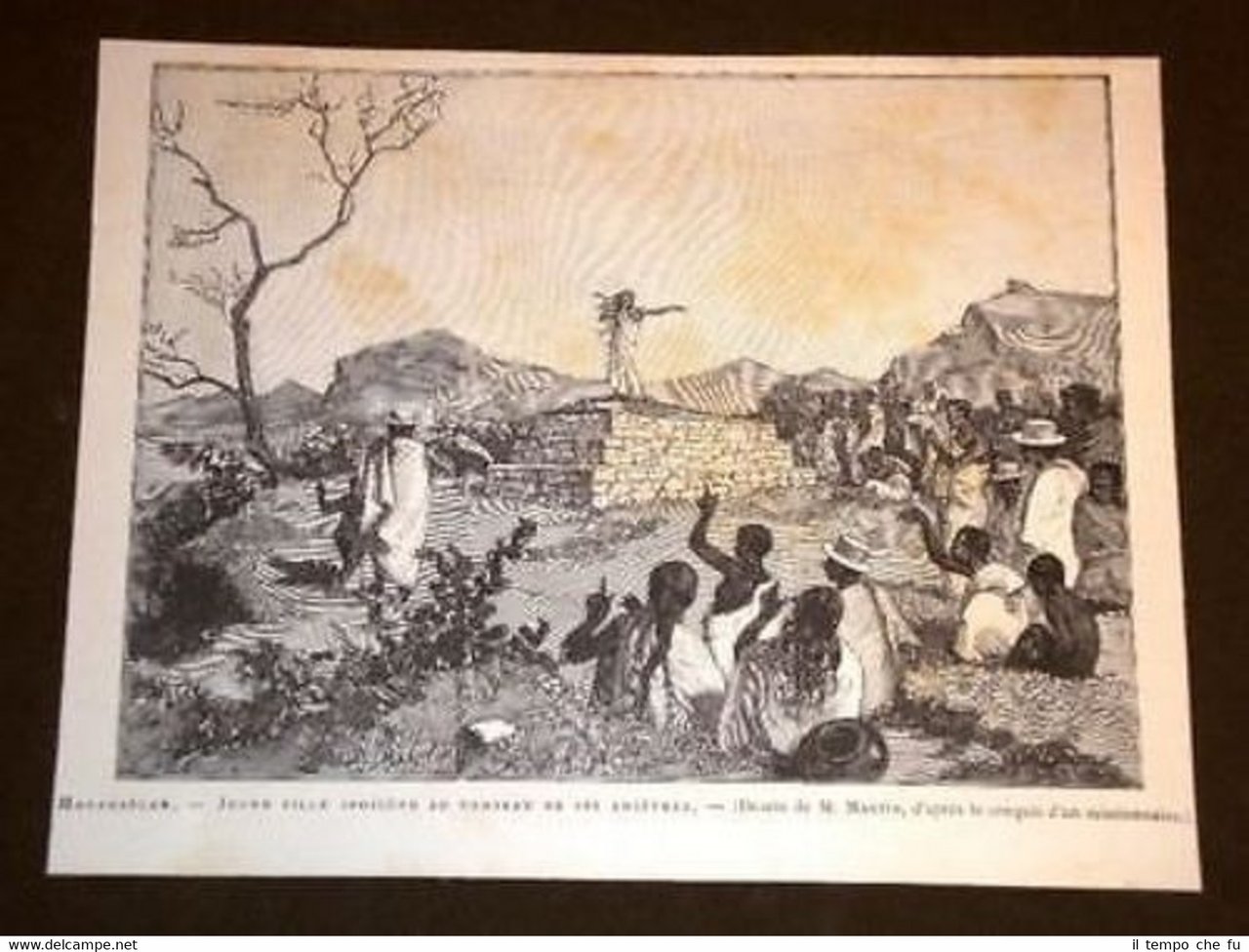 Madagascar Jeune fille indigène au tombeau de ses ancètres